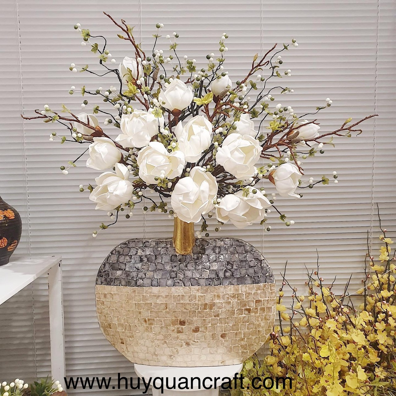HQ11014-Mother of pearl lacquer flower vase